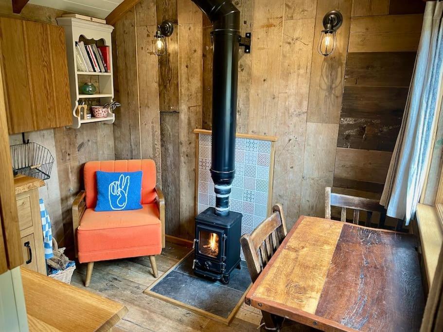 Appartement The Walnut Wagon In The Heart Of Mells. à Frome Extérieur photo